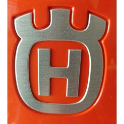 Naklejka logo Husqvarna umieszczona z przodu ridera Husqvarna R214T, R214C, R213C, R216T, R216TAWD,316TX, 316TXsAWD, 316T.